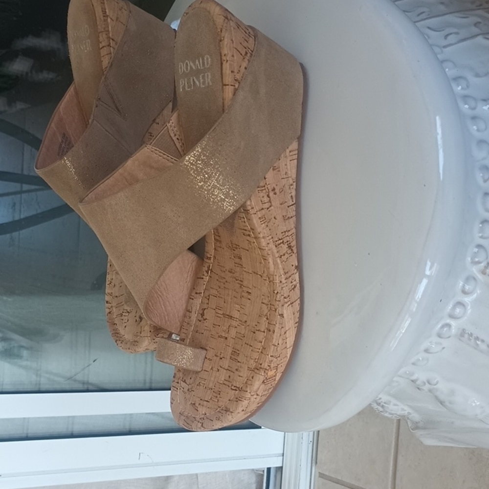Donald J. Pliner Women's Gold Sandals. Priced to Sell! - Picture 3 of 5